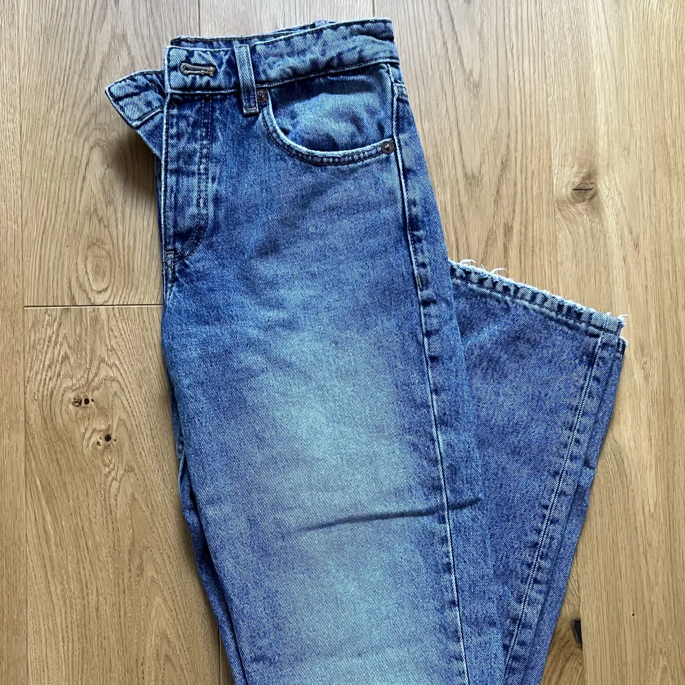 Low waist jeans från Zara   Storlek: EUR 34   Aldrig använda, kontakta mig vid intresse eller om du har andra frågor! 🤍. Jeans & Byxor.