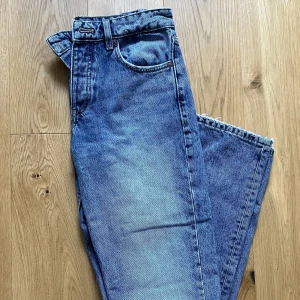 Low waist jeans, Zara - Low waist jeans från Zara   Storlek: EUR 34   Aldrig använda, kontakta mig vid intresse eller om du har andra frågor! 🤍