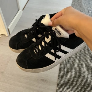 Adidas skor - Adidas skor i hyfsat bra skick, köpt på loppis och jsg själv har aldrig använt dom, storleken är 37 och en tredjedel! köparen står för frakt! Priset kan diskuteras💓