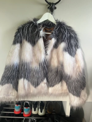 Pälsjacka espit - Pälsjacka från esprit använd fåtal gånger. St Xs men skulle säga att den passar s/ liten m 