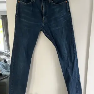 Snygga Levis 512 jeans som är i bra skick. Dessvärre en liten reva där ”loggan” sitter, syns inte när man har tröja på sig. Men därav det låga priset.