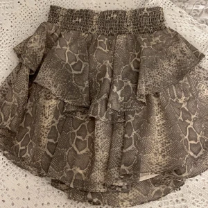 Kjol - As cool kjol med orm mönster! Kontakta för fler bilder☕️☕️☕️