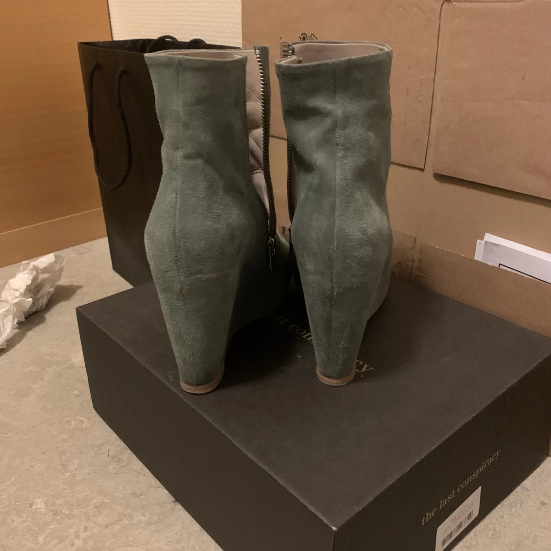 Last conspiracy heels - 90