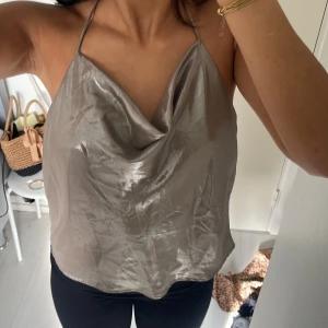 Fest topp - Perfekt till festliga ärenden!! Toppen är silvrig/metallic ”färgad” med öppen rygg. Aldrig använt. Det är dubbel material vid brösten!! ☺️ 