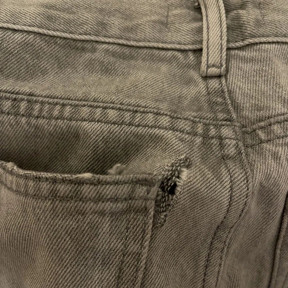 Grå jeans från Gina tricot. Säljer då de är för små för mig. Det har blivit en liten reva vid sömmen till ena bakfickan (se bild 3) annars är dom i fint skick.. Jeans & Byxor.