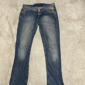 Lågmidjade jeans - Säljer dessa as snygga lågmidjade replay jeans! Använts ganska mycket men fortfarande väldigt bra skick! Köpta på Sellpy för ca 800kr. Drag kedjan på jeansen är sönder, var det redan när jag köpte dessa men inget som syns mycket 💗