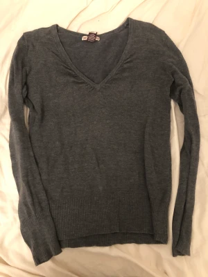Snygg Grå stickad tröja - Använt fåtal gånger, i jätte bra skick