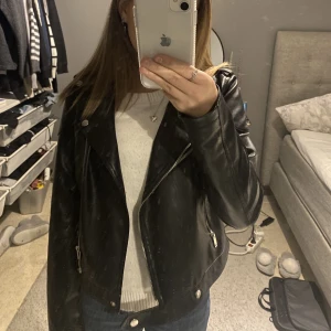 Skinnjacka - Skinnjacka i bra skick och använt fåtal gånger!🤍 Den kommer från vero Moda. Pris kan diskuteras! 