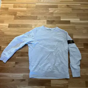 Riktigt snygg ljusblå/grå crewneck från Stone Island. Storlek L, använd men i mycket bra skick. Nypris ca 3000kr. Skriv för frågor eller fler bilder!