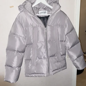 Maniere de Voir jacka - Jag säljer min Manière de Voir jacka eftersom storleken visade sig vara större än förväntat. Jackan är helt ny och oanvänd. Priset kan diskuteras vid snabba affärer.