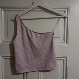 Ett rosa linne från Gina tricot med en arm. Ribbat material. I storlek S💕
