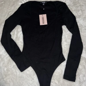 Body - Långärmad body från Missguided. Oanvänd med lapparna kvar. 