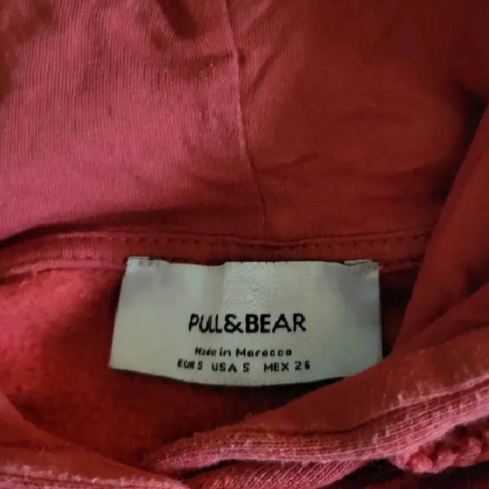 Röd mysig hoodie från pull&bear. Storlek S och använd fåtal gånger. Fint skick!❤️. Hoodies.