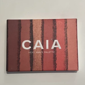 CAIA ÖGONSKUGGSPALETT - Denna är helt oanvänd och köptes för 325kr Heat Wave innehåller sex olika ögonskuggor med ett exklusivt pigment. Skuggorna går i röda färger med kopparnyanser och bruna toner. Paletten innehåller både matta, skimriga och metallic-skuggor. 