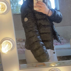 Moncler jacka  - Nu säljer jag min moncler jacka för den är lite för liten för mig, (luvan är borta). Den är i bra skick och jätte fin, super bra nu till vintern❤️! Pris kan diskuteras vid snabb affär!den är 100% äkta.