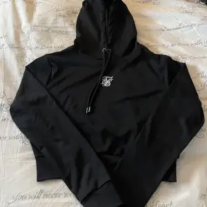 Säljer min helt oanvända Siksilk croppade hoodie då den aldrig kommer till användning och inte passar. Pris kan diskuteras 