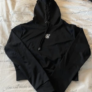 Siksilk Crop hoodie  - Säljer min helt oanvända Siksilk croppade hoodie då den aldrig kommer till användning och inte passar. Pris kan diskuteras 