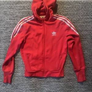 Adidas hoodie - Röd hoodie i mycket gott skick. 