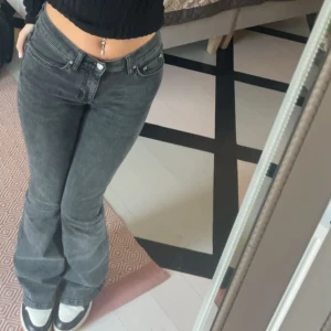 Gina low waist - Säljer mina jättesnygga low waist bootcut jeans ifrån Gina storlek 32 men skulle säga att de även passar större då de är stretchiga. Säljer då jag har ett till par hemma.🤍Sparsamt andvända och ser helt nya ut. Slutsålda på hemsidan🤍