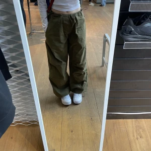 Parachute pants - Säljer min parachute byxor som är gjord av en jättefin material. Den är mörk grön (lite mörkare än angivna färgen där nere) Köpte bara 3 månader sedan.