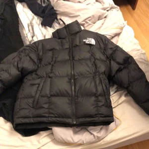 North face vinter jacka - Säljer en North face vinter jacka i storlek medium. Den är använd en vinter säsong så den har fint skick, ser inte använd ut. Köpt för 4000kr