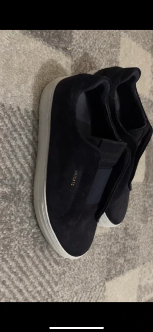 Arigato skor - Helt nya arigato skor storlek 42, köpta på NK i Göteborg, använda 2 gånger säljer pga för små. Nypris 2550kr jag säljer för 1600kr