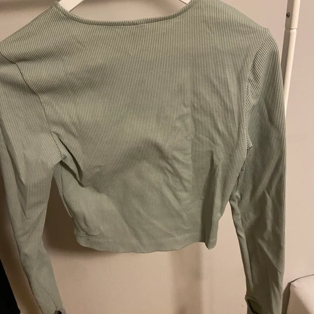 grön tröja med hål för tummarna och kortare, nästan aldrig använd. Tröjor & Koftor.