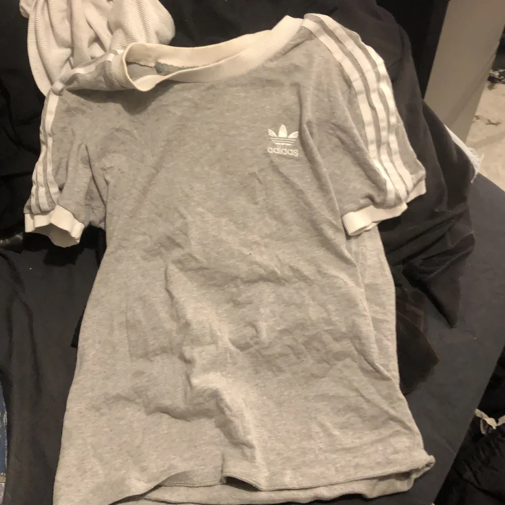 Adidas tröja, endast använt fåtal gånger och den är i bra skick, som ny 😁. T-shirts.