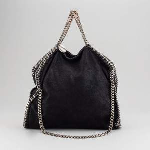 Säljer nu min stella McCartney falabella tote bag då den inte  kommer till så mycket användning. Den är äkta, tror jag har tygväskan den kom i någonstans. Skriv om ni vill ha flera bilder så fixar jag det. Nypris ligger runt 8200kr.