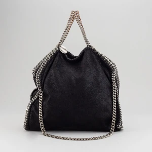 Stella McCartney väska - Säljer nu min stella McCartney falabella tote bag då den inte  kommer till så mycket användning. Den är äkta, tror jag har tygväskan den kom i någonstans. Skriv om ni vill ha flera bilder så fixar jag det. Nypris ligger runt 8200kr.