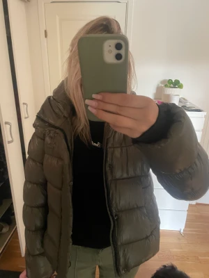 Superdry jacka - Säljer min fina superdry jacka i jätte bra skick köpt i vintras och inte mycket använd💕