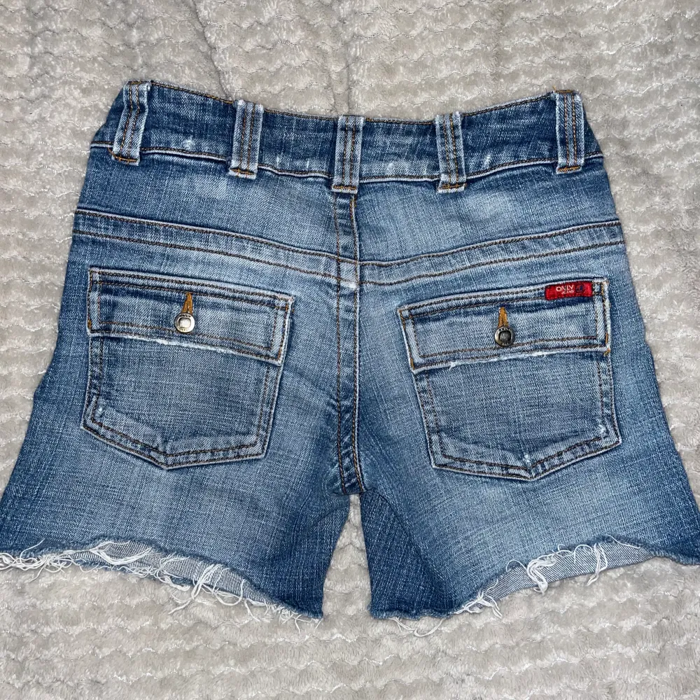 Säljer mina supersnygga vintage jeans shorts med snygga detaljer och låg midja. Jag säger pga att dom är för små. Storlek 34-32, dom är lik 32 i storlek.🌟skickar fler bilder om det behövs🩷. Shorts.