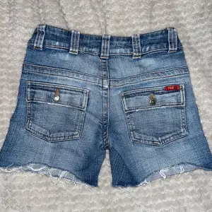 Säljer mina supersnygga vintage jeans shorts med snygga detaljer och låg midja. Jag säger pga att dom är för små. Storlek 34-32, dom är lik 32 i storlek.🌟skickar fler bilder om det behövs🩷
