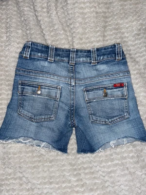Jeans shorts  - Säljer mina supersnygga vintage jeans shorts med snygga detaljer och låg midja. Jag säger pga att dom är för små. Storlek 34-32, dom är lik 32 i storlek.🌟skickar fler bilder om det behövs🩷