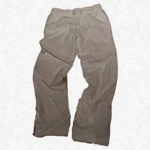 Lågmidjade trackpants  - Lite smutsiga nertill vid hälen, det finns även nåt litet hål men inget man tänker på. 