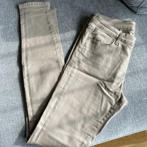 Slim fit dambyxor från Zara -  •Slim fit byxor från Zara i mycket bra skick. Sparsamt använda •Storlek 36 •Normal midja •Pris: 85 kr 🚫Djurfritt och rökfritt hem  📍Kan mötes upp i Mölnlycke  📬Kan skickas mot fraktkostnad