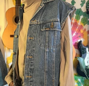 Lee jeansväst - Lee väst i denim, skön passform, står på lappen att det är en S/M men snarare en M/L.  Skicka ett dm för frågor :)