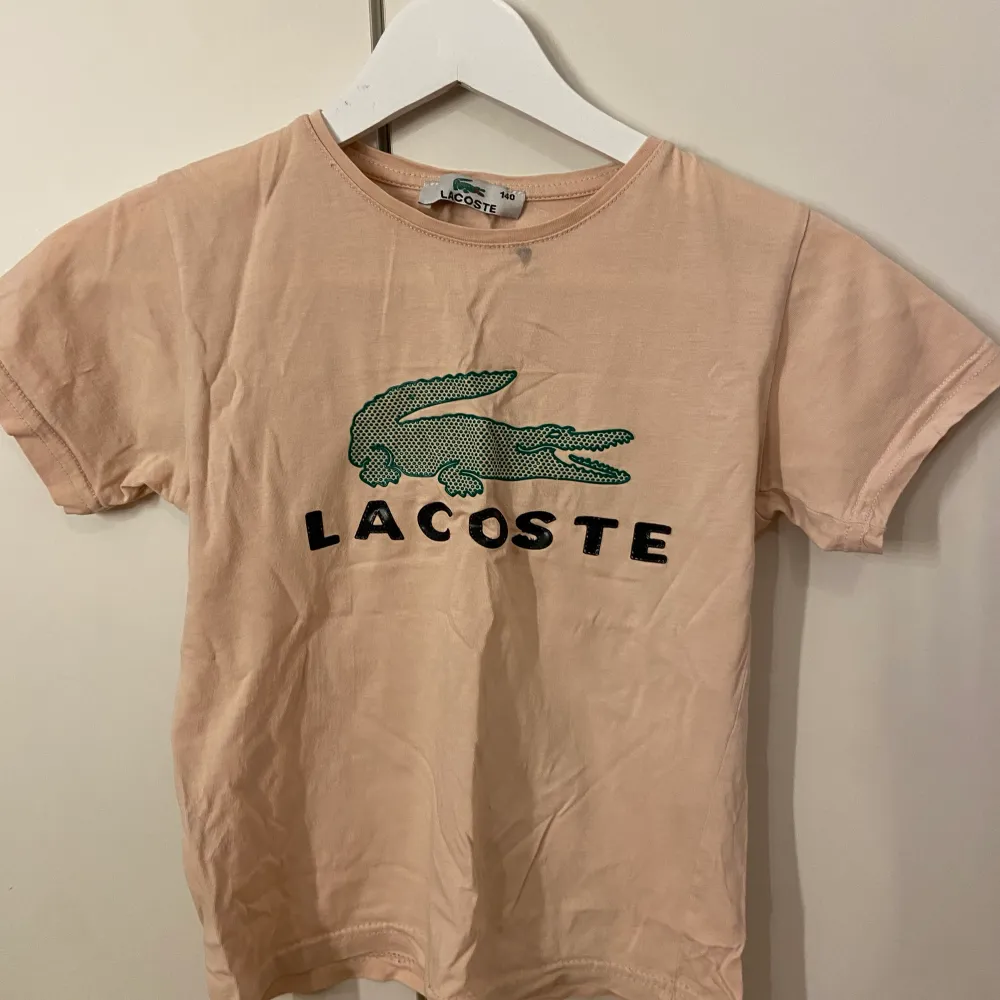 Hej, säljer denna Lacoste t-shirt. Använde en eller två gånger. Den har en fläck vid kraken (om man är duktig på att ta bort fläckar så är det ingen fara). Är som ny om man räknar bort fläcken. . T-shirts.