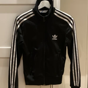 Klassisk Adidas tröja i mkt bra skick  - Säljer en klassisk Adidas tröja i storlek 34, sparsamt använd, mycket bra skick och sitter riktigt bra på!