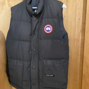 Canada goose väst - Hej säljer nu min canada goose väst. Västen är äkta och om ni vill ha fler bilder och information så är det bara att skriva