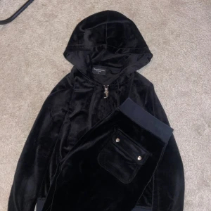 Juicy Couture - Säljer nu min fina Juicy Couture mjukisdress i svart. Det är strl S i byxorna & XS i tröjan. Använd fåtal gånger, ser ut som ny! 