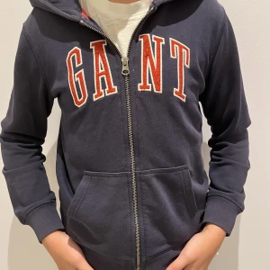 Gant zip - Säljer min Gant zip då den har blivit för liten. Skicket är 9/10, knappt använd. Köparen står för frakt!