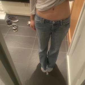 Lågmidjade jeans - Lågmidjade jeans! Bra skick sitter som en strl 34! Säljer på grund av att de inte passade mig, är ganska korta på mig som är 171!