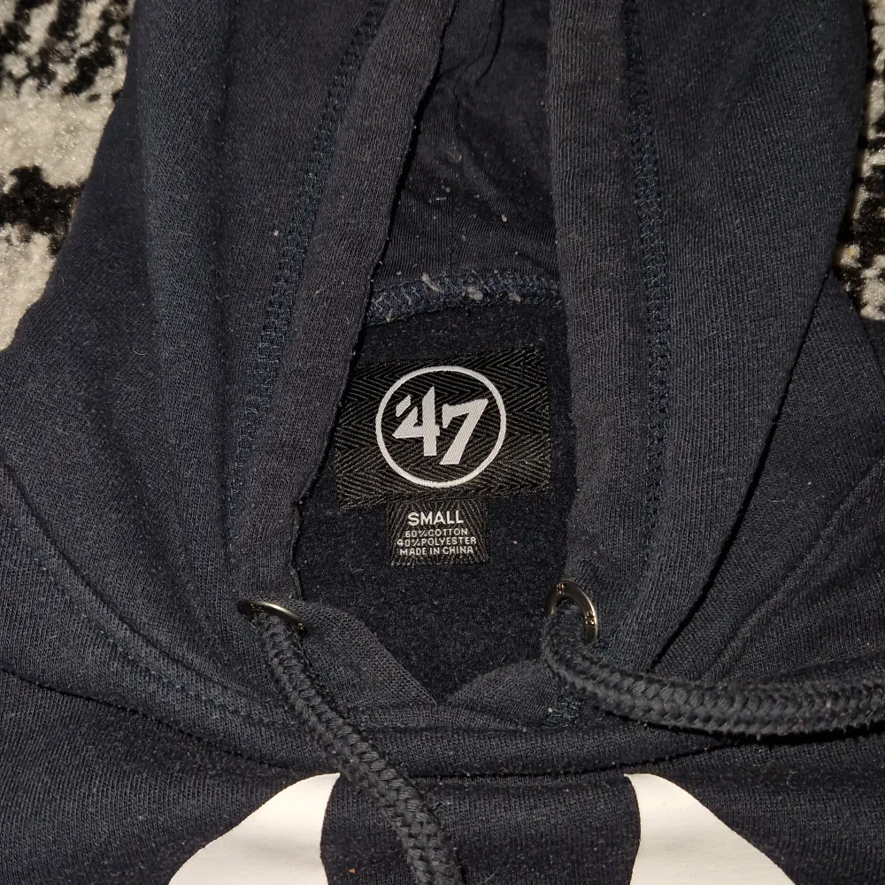 En mörkblå New York Yankees hoodie. Storleken är Small men funkar lika bra om du har M. Nypris 599 kr. Hoodies.