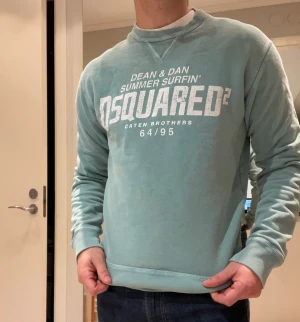 En snygg DSQUARED2 sweatshirt - En snygg i DSQUEARED2 i storlek M men jag skulle säga mer att den sitter som en S.  Förutom att den har blivit ljusare i trycket är den fortfarande i bra skick, jag säljer den då jag tycker att den sitter lite för tight.   Hör av dig vid fundering!😁