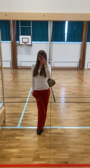 Röda juicy byxor  - Röda juicy byxor använt lagom mycket inga hål samt fläckar, dem är som nyskick, pris kan diskuteras vid snabb affär ❤️