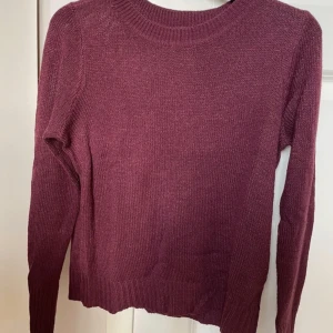Tjocktröja - Säljer den här vinröda stickade tröjan. Kommer inte till andvändning men den är jätte fin.