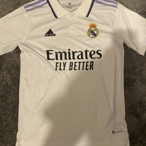 Real Madrid Fotbolltröja - Säljer denna fotbollströjan då den är för liten. Storlek S