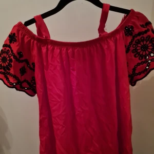 Röd tröja - Helt oanvänd och i nyskick! Skriv vid frågor. Kan gå ned i pris vid snabb affär 🫶