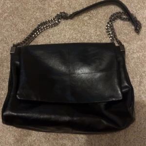 Zara väska - Jättefin svart väska ifrån zara. Har använt den typ 3 gånger så nyskick!